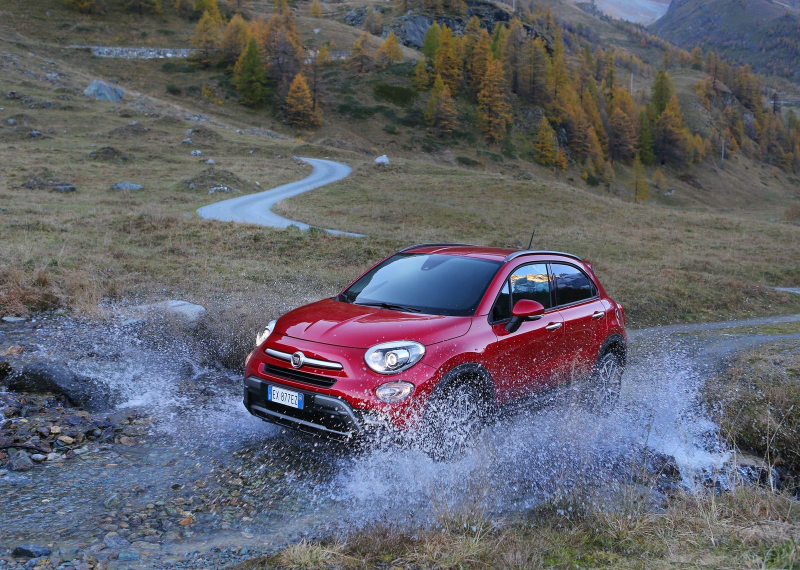 Illustration for article titled No One Will Ever Drive Their 2016 Fiat 500X Like In These Photos